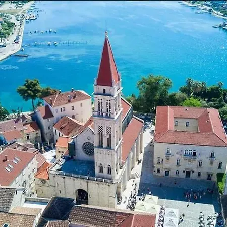 Julia Trogir