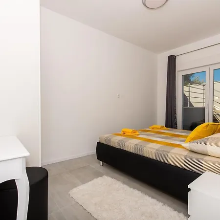 Julia * טרוגיר